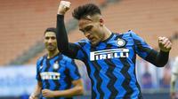 Striker Inter Milan, Lautaro Martinez, melakukan selebrasi usai mencetak gol ke gawang Crotone pada laga Liga Italia di Stadion Giuseppe Meazza, Minggu (3/1/2021). Inter Milan menang dengan skor 6-2. (AP/Antonio Calanni)