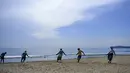 Para nelayan Sri Lanka menarik jaring ikan di pantai di Trincomalee (5/5). Trincomalee adalah kota pelabuhan di bagian timur Sri Lanka. (AFP Photo/Ishara S Kodikara)