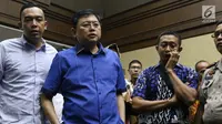 Terdakwa perintangan proses penyidikan KPK, Lucas (kedua kiri) usai sidang putusan di Pengadilan Tipikor, Jakarta, Rabu (20/3). Hakim menyebut Lucas terbukti bersalah merintangi penyidikan KPK atas kasus Eddy Sindoro. (Liputan6.com/Helmi Fithriansyah)