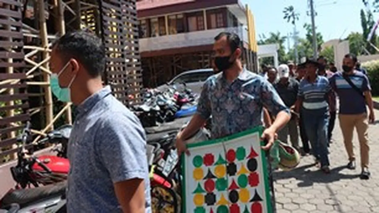 Petugas Kepolisian Probolinggo Kota amankan sejumlah barang bukti kasus judi sabung ayam dan cap jiki (Istimewa)
