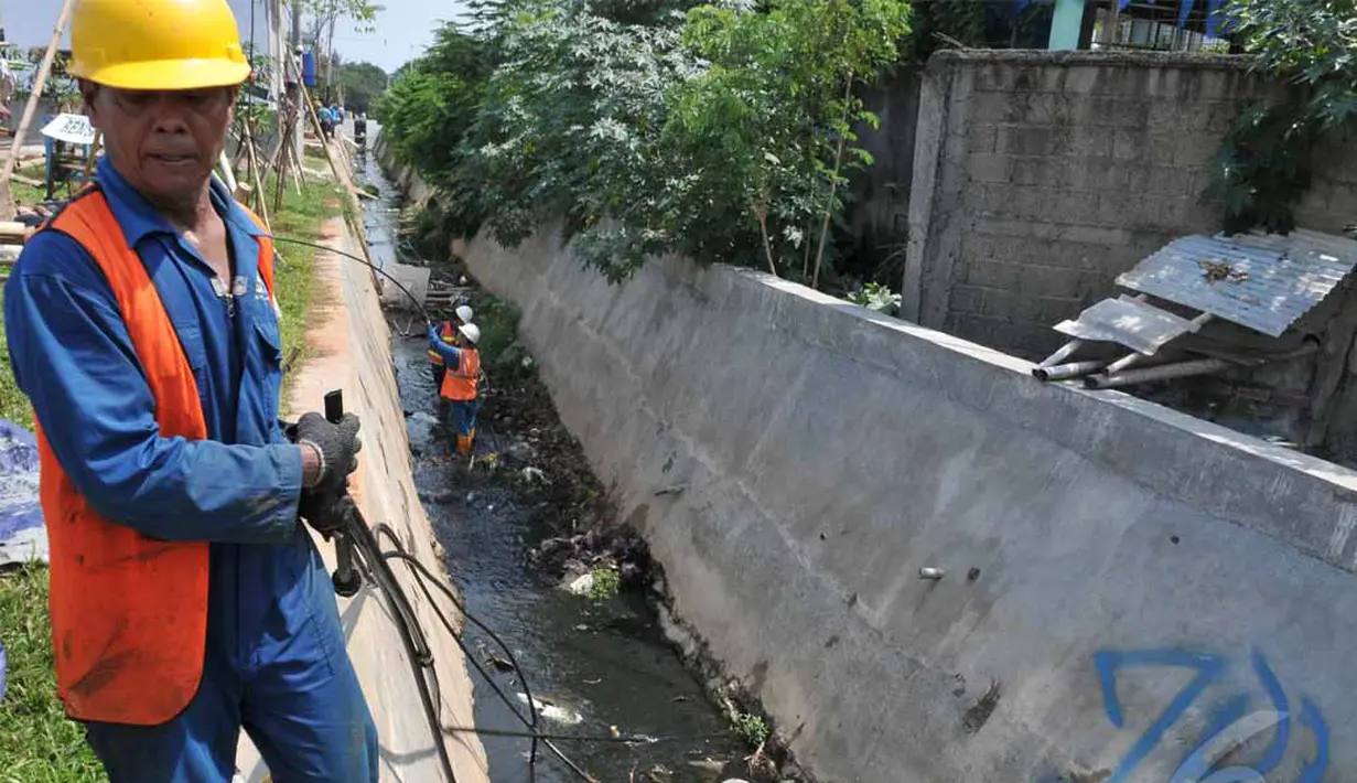Petugas sedang menarik pipa ilegal yang digunakan warga untuk menyedot air Pam Jaya, Pluit, Jakarta Utara, Kamis (22/5/2014) (Liputan6.com/Johan Tallo).