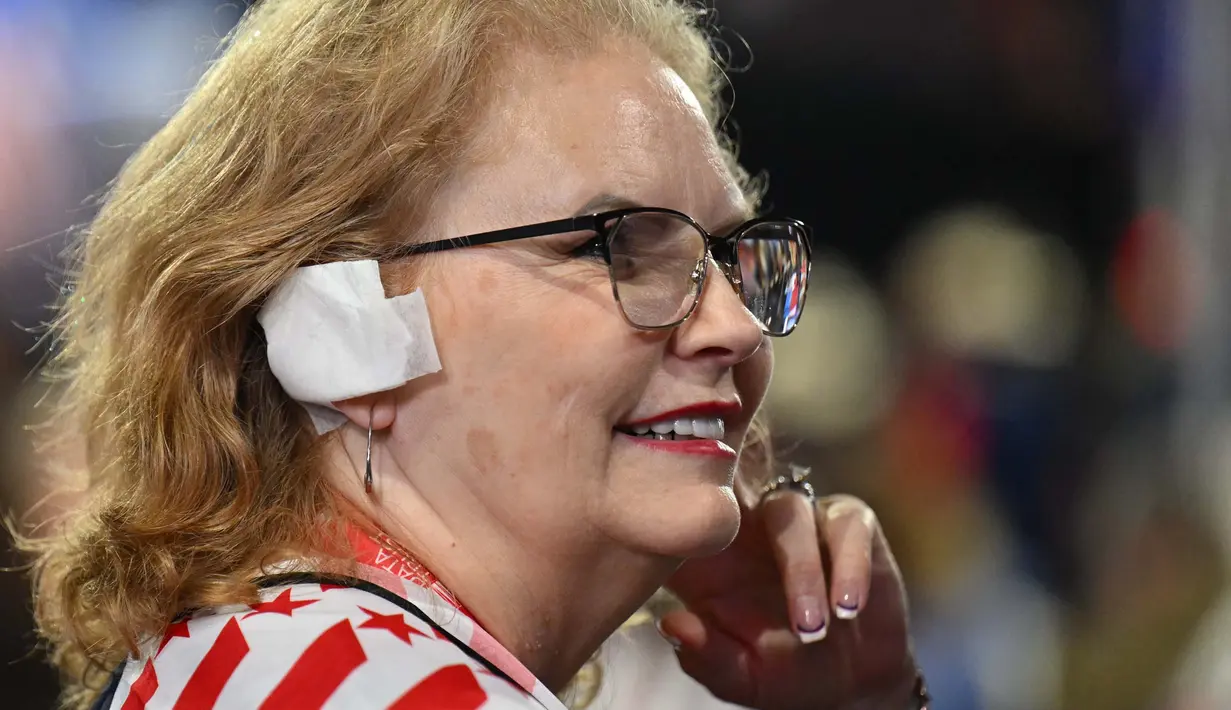 Perban telinga menjadi tren aksesori bagi pendukung Donald Trump dan Partai Republik. (ANGELA WEISS/AFP)