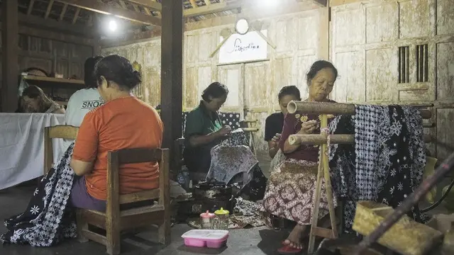 Sejumlah pengrajin batik Shiroshima di Yogyakarta sedang membatik dengan teknik menggunakan canting