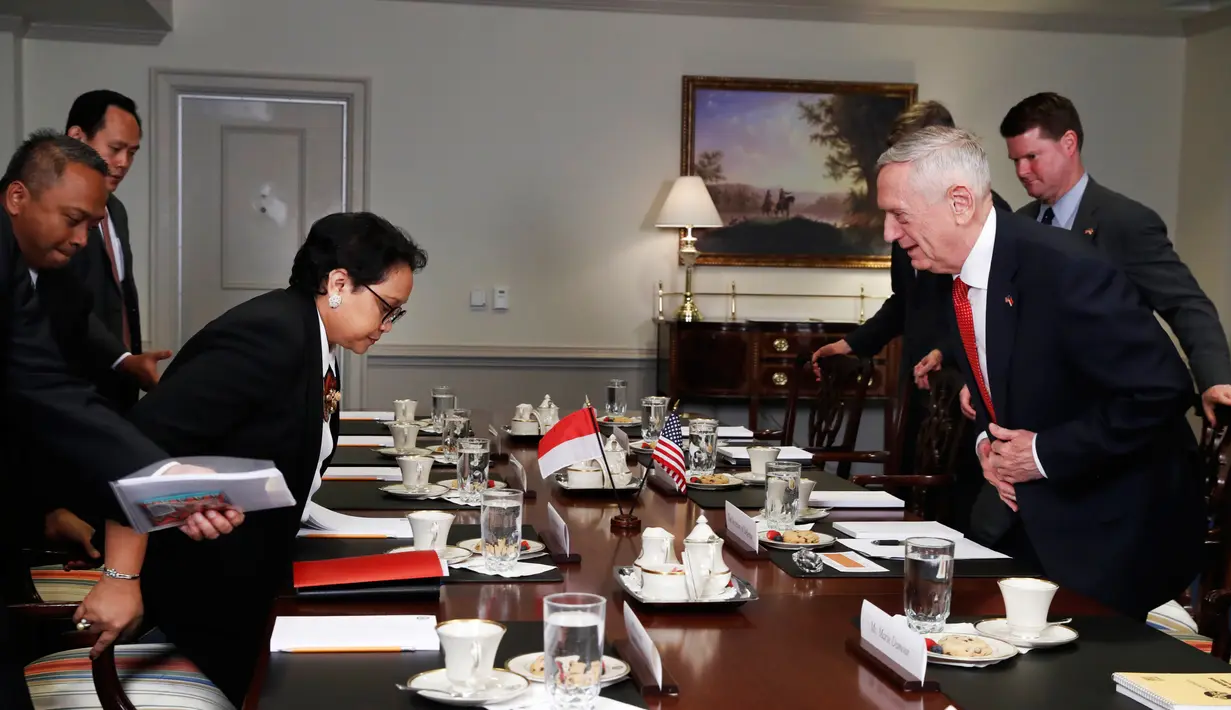 Menteri Pertahanan AS James Norman Mattis dan Menlu RI Retno LP Marsudi menggelar pertemuan di Pentagon, Senin (26/3). Pertemuan keduanya di Washington merupakan kunjungan balasan setelah Mattis mengunjungi Jakarta pada Januari lalu. (AP/Jacquelyn Martin)
