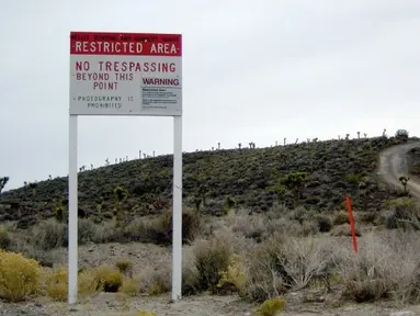 Mungkin belum banyak orang yang tahu dimana Area 51 itu berada. Area 51 berada di bagian selatan Nevada, 83 mil dari Las Vegas bagian barat laut. Tempat ini dikabarkan tempat yang sangat rahasia dan mempunyai banyak rahasia didalamnya. (1.bp.blogspot.com)