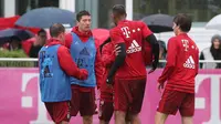 Jerome Boateng Berantem dengan Robert Lewandowski saat latihan Bayern Muenchen (101GreatGoals)