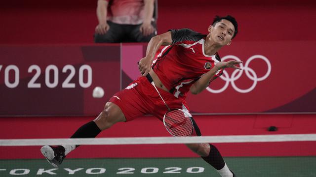 <span>Pebulu tangkis Indonesia, Jonathan Christie menang dua gim langsung atas wakil ROC, Aram Mahmoud 21-8 dan 21-14 dalam laga fase grup bulu tangkis nomor tunggal putra Olimpiade Tokyo 2020, Sabtu (24/7/2021). (Foto: AP/Dita Alangkara)</span>