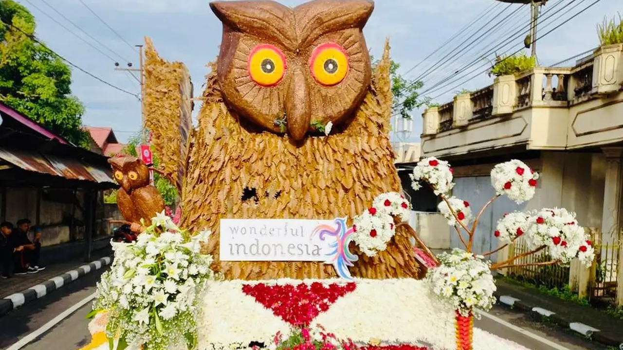 Pawai kendaraan hias mengawai rangkaian event Tomohon International Flowers Festival atau TIFF 2022.