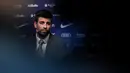 Bek Barcelona asal Spanyol, Gerard Pique menghadiri konferensi pers untuk secara resmi mengumumkan perpanjangan kontraknya di stadion Camp Nou, Senin (29/1). Bek timnas Spanyol itu meneken kontrak baru hingga 30 Juni 2022. (LLUIS GENE/AFP)