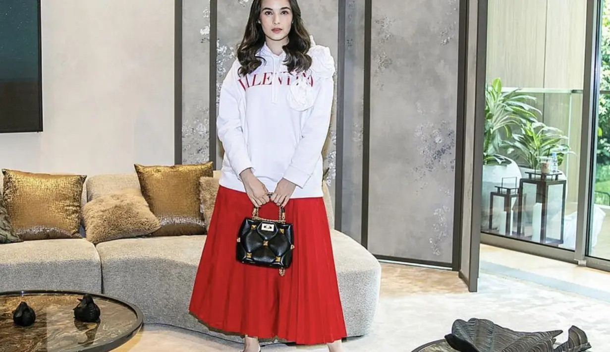 Untuk memberikan kesan yang kekinian namun tetap anggun, paduan rok a-line dan sweater membuat gaya semakin memukau.  [Foto: Instagram/ Chelsea Islan]