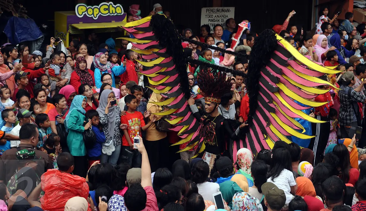 Peserta parade melintas saat Pesta Rakyat Bogor dan perayaan Cap Go Meh di Jalan Surya Kencana, Bogor, Senin (22/2/2016). Pesta Rakyat Bogor 2016 bersamaan dengan perayaan Cap Go Meh di Kota Bogor. (Liputan6.com/Helmi Fithriansyah)