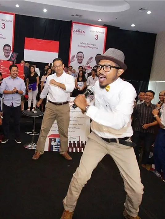 "Bahagia itu sederhana. Bahagia itu bersama-sama. Selama saya berkeliling Jakarta, selalu ada kesempatan berbahagia bersama warga, dari anak muda sampai yang lanjut usia," tulis Anies yang ikut meniru joged komedian stand up. (dok. Instagram)