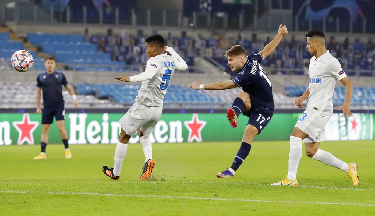 Striker Lazio, Ciro Immobile, melepaskan tendangan saat melawan Zenit Saint Petersburg pada laga Liga Champions di Stadion Olimpico, Roma, Rabu (25/11/2020). Lazio menang dengan skor 3-1. (AP/Andrew Medichini)