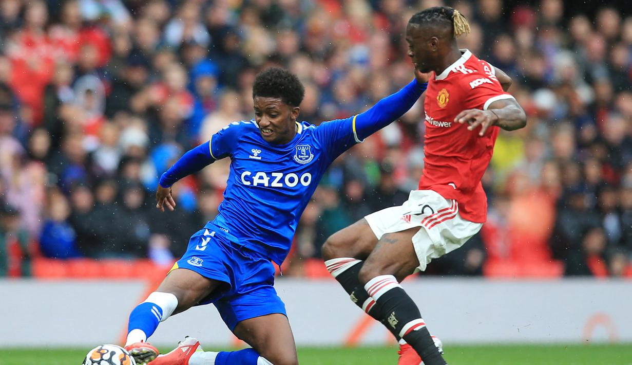 Pada menit ke-33 Everton gantian mengancam gawang Manchester United. Tembakan Demarai Gray masih mampu diamankan David De Gea. (AFP/Lindsey Parnaby)