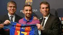 Paco Alcacer dibeli Barclona dari Valencia pada musim panas 2016. Namun, Alcacer lebih sering jadi penghangat bangku cadangan di Camp Nou karena kalah bersaing dengan trio Lionel Messi, Neymar, dan Luis Suarez. (Foto: AFP/Lluis Gene)