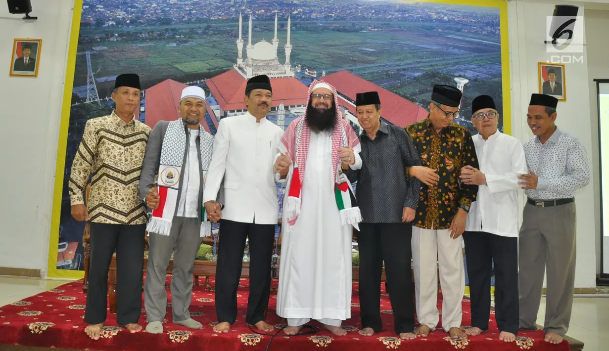 Sheikh Dr Muraweh Musa Nasar (tengah) foto bersama pengurus MAJT Semarang diapit oleh KH Noor Ahmad dan Ali Mufiz, saat berkunjung ke MAJT, Kota Semarang, (Senin 22/4). (Liputan6.com/Gholib)