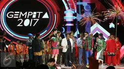 Plt Gubernur DKI Jakarta Soni Sumarsono bersama sejumlah pengisi acara memeriahkan konser pergantian tahun Gempita 2017 di Ancol, Jakarta, Minggu (1/1). Perayaan malam tahun baru di Ancol juga dimeriahkan pesta kembang api. (Liputan6.com/Angga Yuniar)