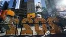 Tanda 2022 dipajang di Times Square, New York, Senin (20/12/2021). Wali Kota New York City Bill de Blasio mengatakan keputusan akan diambil pada Hari Natal mendatang mengenai apakah NYC akan tetap mengadakan acara perayaan pergantian tahun seperti tahun-tahun sebelum pandemi. (AP Photo/Seth Wenig)
