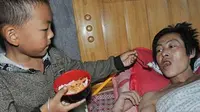 Kisah Bocah 7 Tahun Rawat dan Hidupi Ayahnya yang Lumpuh