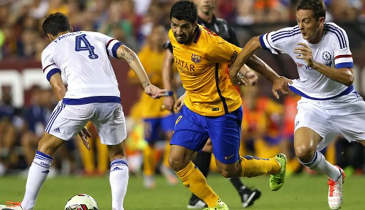 Pemain Barcelona Luis Suarez berusaha melewati pemain Chelsea Cesc Fabregas (kiri) dan Nemanja Matic (kanan) pada Laga International Champions Cup di FedEx Field, AS, Rabu (29/7/2015) pagi WIB. (AFP/Getty Images/ Patrick Smith)