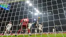 Dua gol Inter datang dari gol bunuh diri Marin Pongracic dan aksi Marko Arnautovic sementara Fiorentina sempat membalas melalui penalti Ronaldo Mandragora. (AP Photo/Luca Bruno)