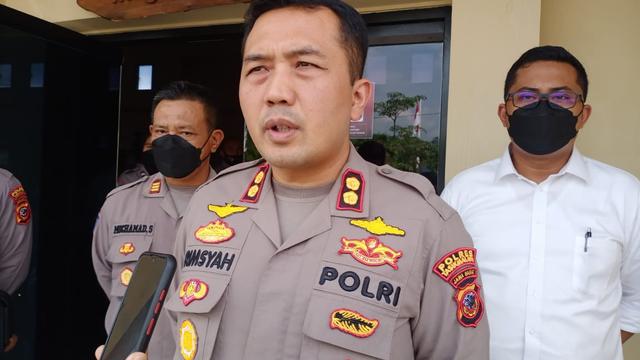 Kapolres Tasikmalaya AKBP Rimsyahtono memberikan keterangan di depan wartawan pentingnya deklarasi damai 4 pilar anggota kelompok bermotor, untuk menjaga Kamtibmas di tengah masyarakat. (Liputan6.com/Jayadi Supriadin)