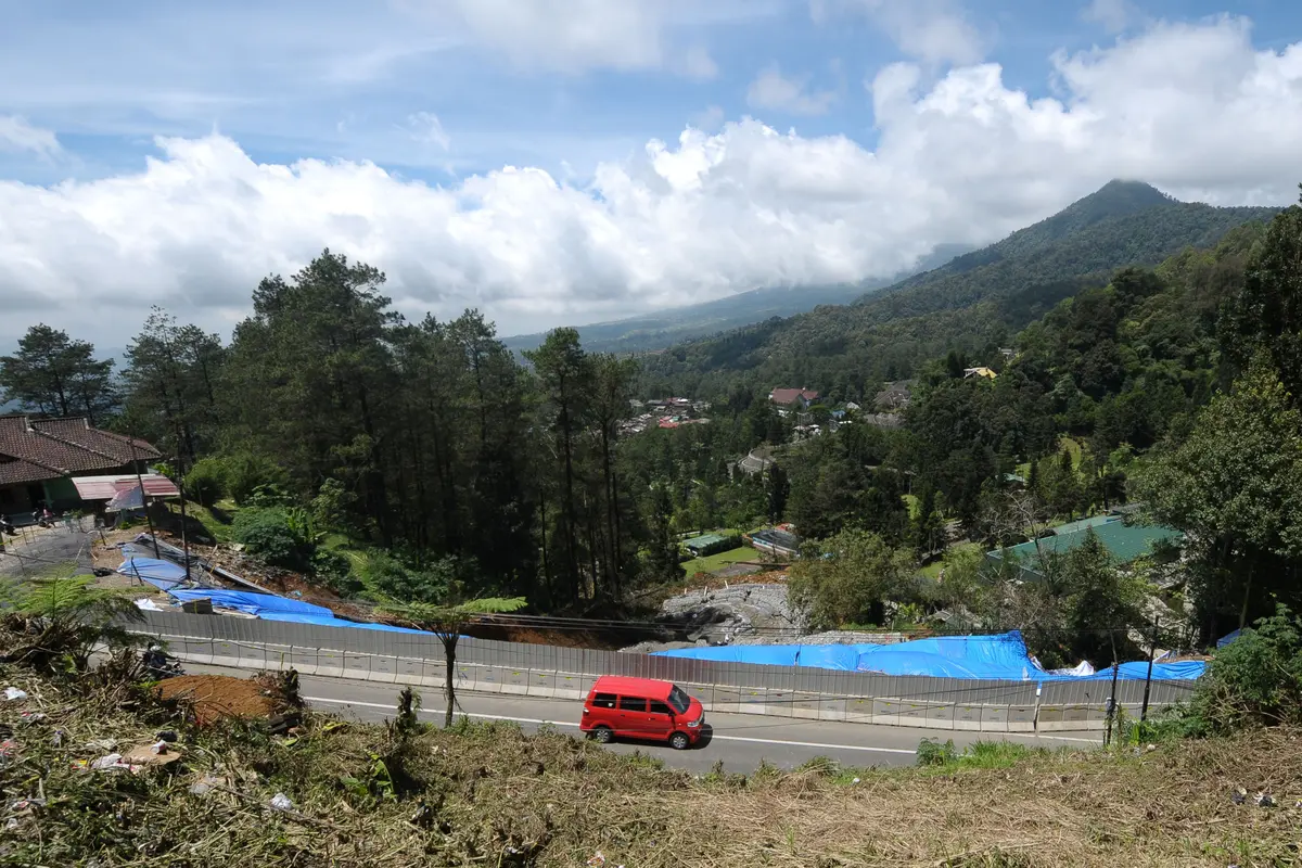 Jalur Longsor Puncak Pass