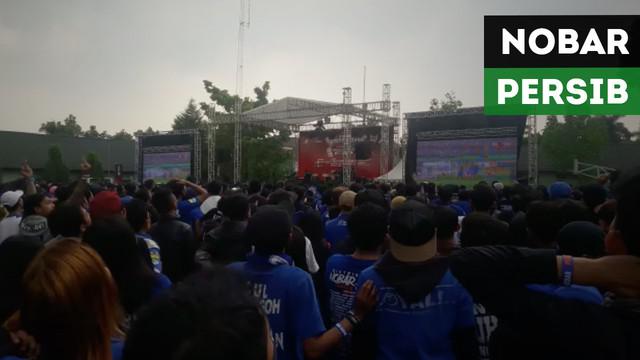 Bobotoh melaksanakan nonton bareng Persib vs Persija di Lapangan Rindam III Siliwangi (03/11/2017).