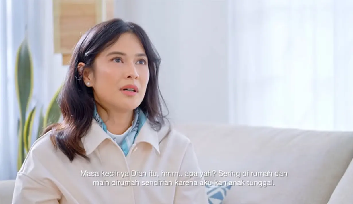 Dian Sastrowardoyo (Youtube/WardahBeauty)