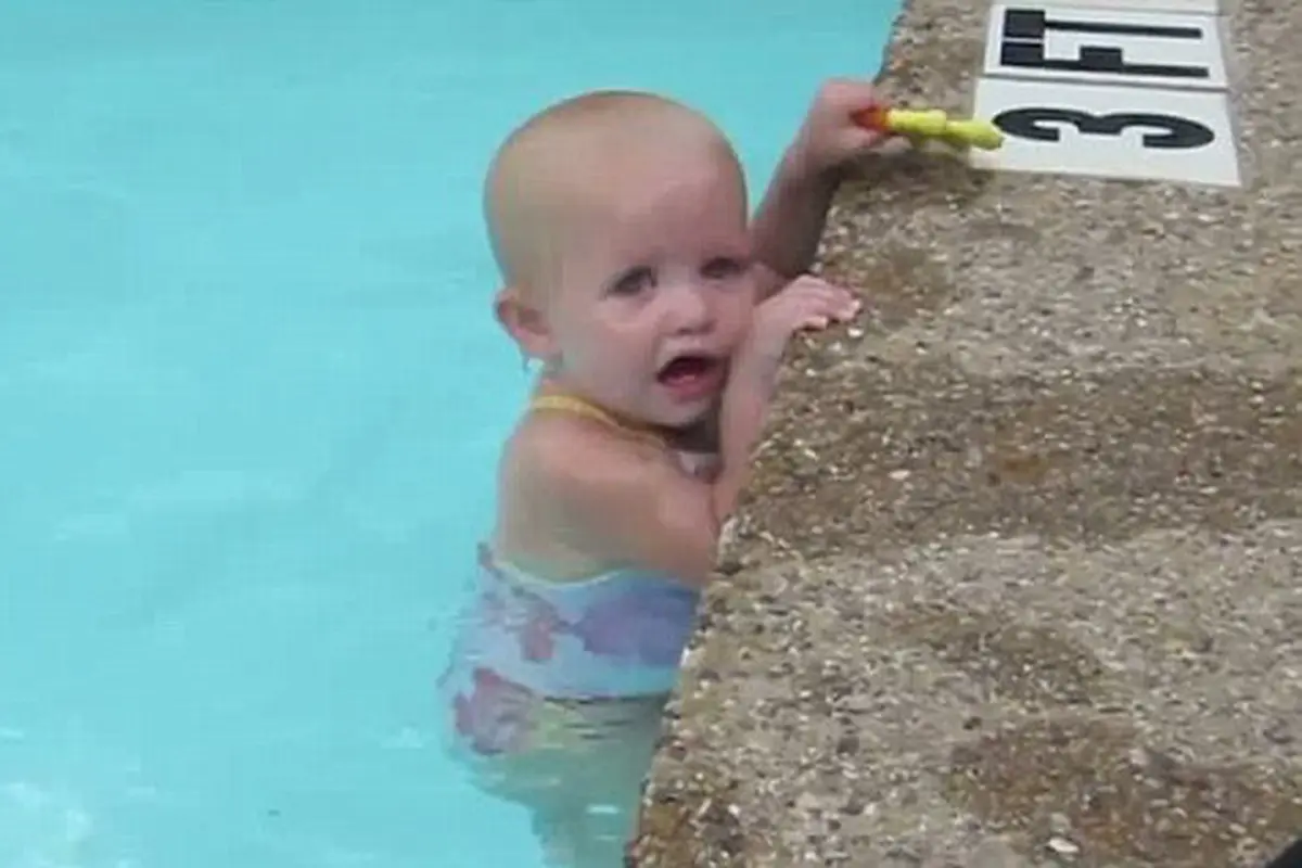Elizabeth, bayi yang pandai berenang di usia 16 bulan. (Daily Mail)