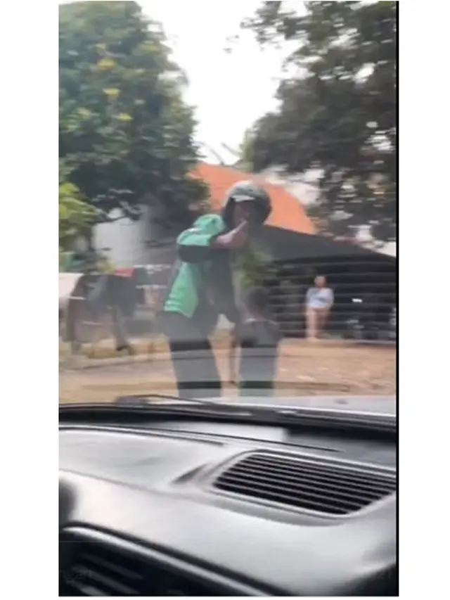 Bocah Ini Ketiduran di Jalan Sampai Pengendara Tak Bisa Lewat, Bikin Bingung