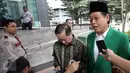 Djan Faridz memberikan keterangan pers saat tiba di gedung KPK, Jakarta, Senin (15/6/2015). Kedatangan Djan dalam rangka mengajukan surat penangguhan penahan untuk mantan Menteri Agama era SBY, Suryadharma Ali. (Liputan6.com/Helmi Afandi)