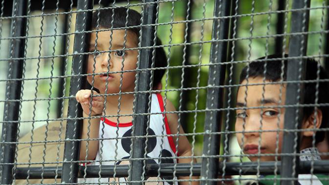 Ilustrasi Anak di Balik Jeruji Besi (AFP Photo)