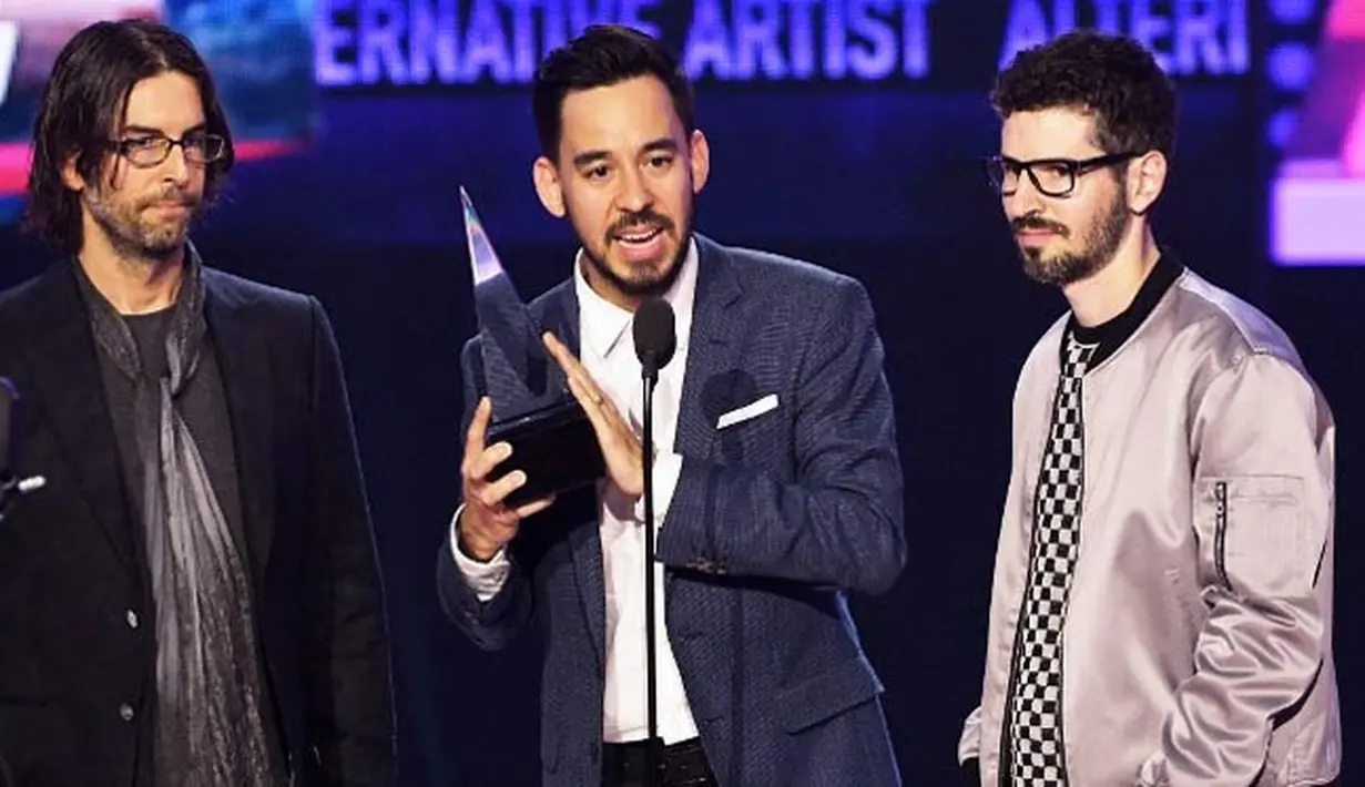 Linkin Park, menjadi salah satu pemenang di ajang perhargaan AMAs 2017 ini. Mengingat sang leader, Chester Bennington telah meninggal dunia, maka kemenangan tersebut didedikasikan untuk sahabatnya itu. (AFP/Kevin Winter)