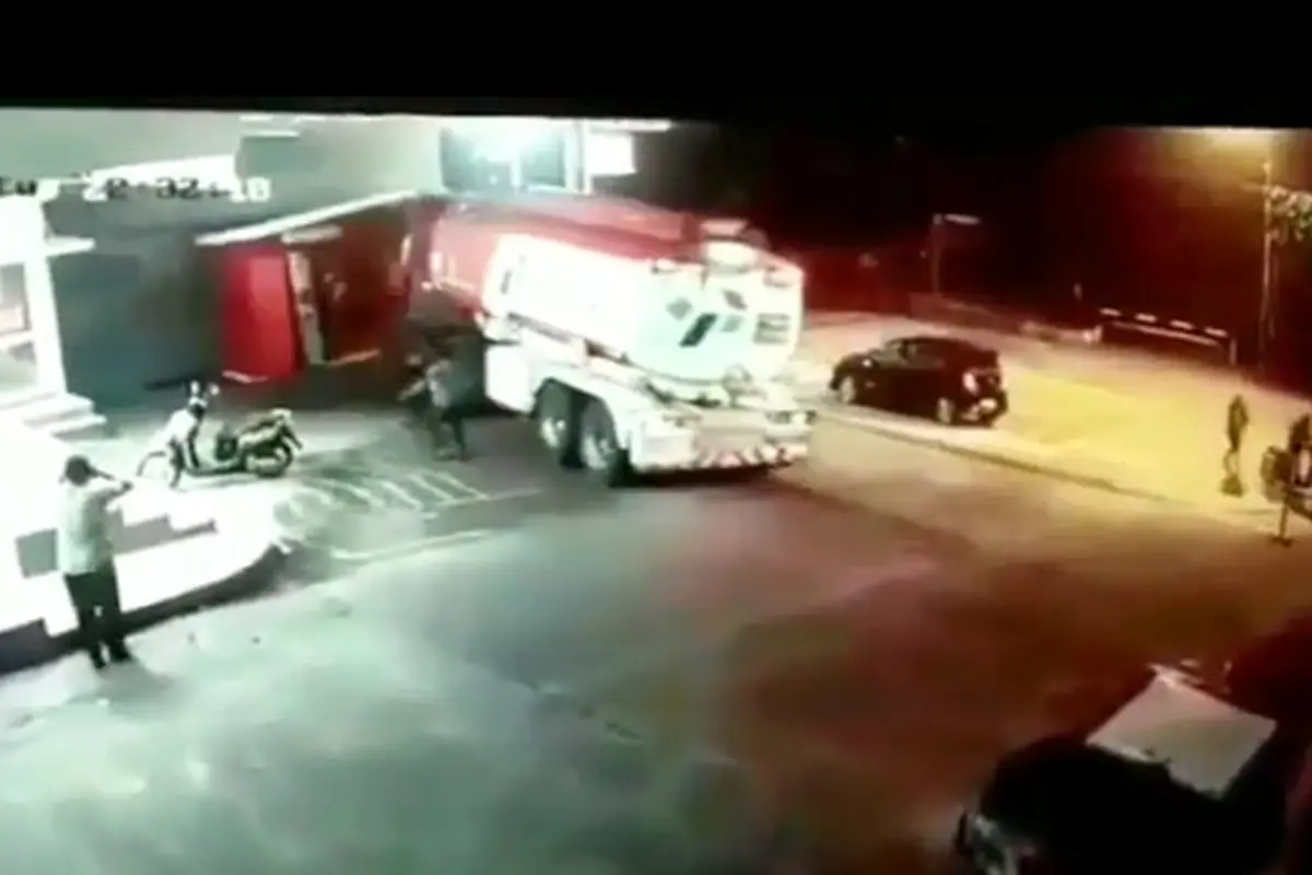 Sebuah truk bermuatan Bahan Bakar Minyak (BBM) mengalami kecelakaan karena sang sopir lupa menarik rem tangan. Seperti dilansir akun Instagram @fakta.indo,