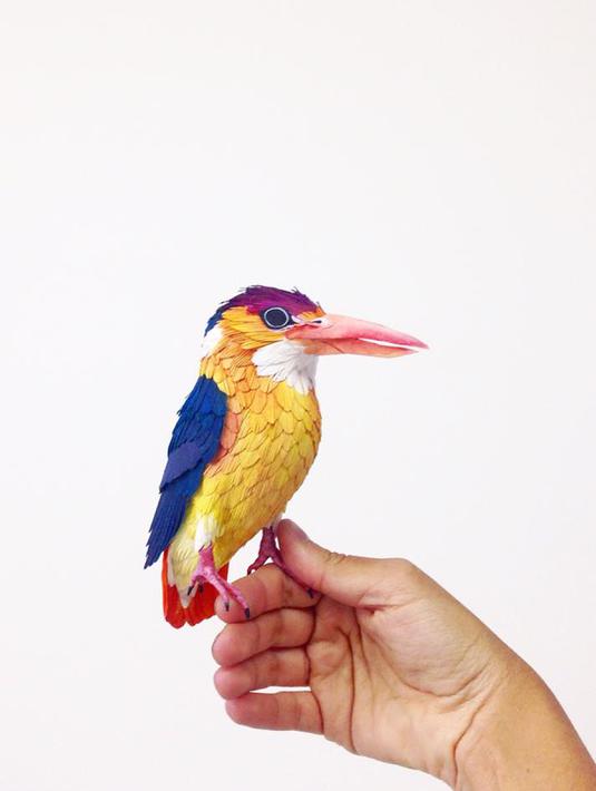 Burung-burung cantik beraneka warna ini dibuat dengan menggambar objek kemudian diubah menjadi bentuk 3D. Kerangka burung-burung tersebut juga dibuat dengan menggunakan kertas. (facebook.com/DianaBeltranHerrera)