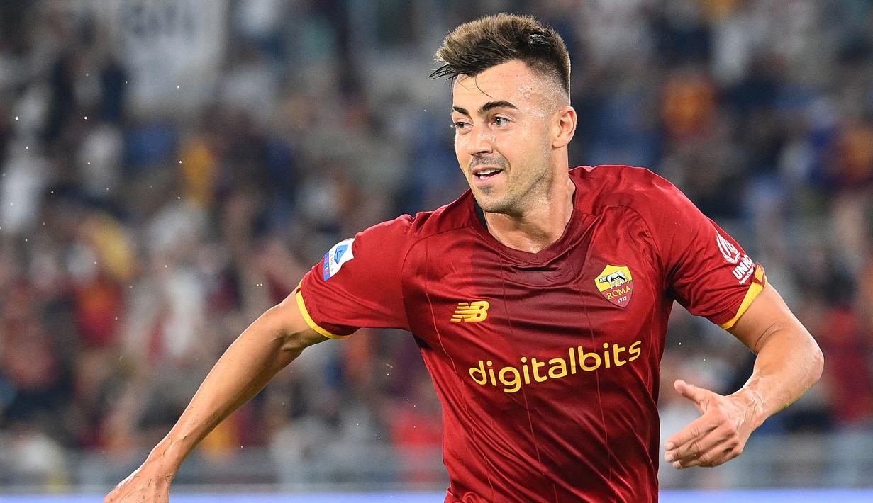 Stephan El Shaarawy digadang-gadang akan menjadi bintang masa depan Italia saat berseragam AC Milan. Sayangnya, kariernya malah terganggu dengan masalah cedera. Sang pemain kemudian pernah dipinjamkan ke AS Monaco pada 2015 dan AS Roma pada musim berikutnya. El Shaarawy akhirnya dipermanenkan oleh Giallorossi dengan nilai 13 juta euro. Sempat bertahan 3 musim di klub Ibu Kota Italia, ia kemudian memutusakn untuk menjajal Liga Super China bersama SH Shenhua. Semusim berikutnya, El Shaarawy memutuskan kembali ke AS Roma dengan status bebas transfer. (AFP/Vincenzo Pinto)