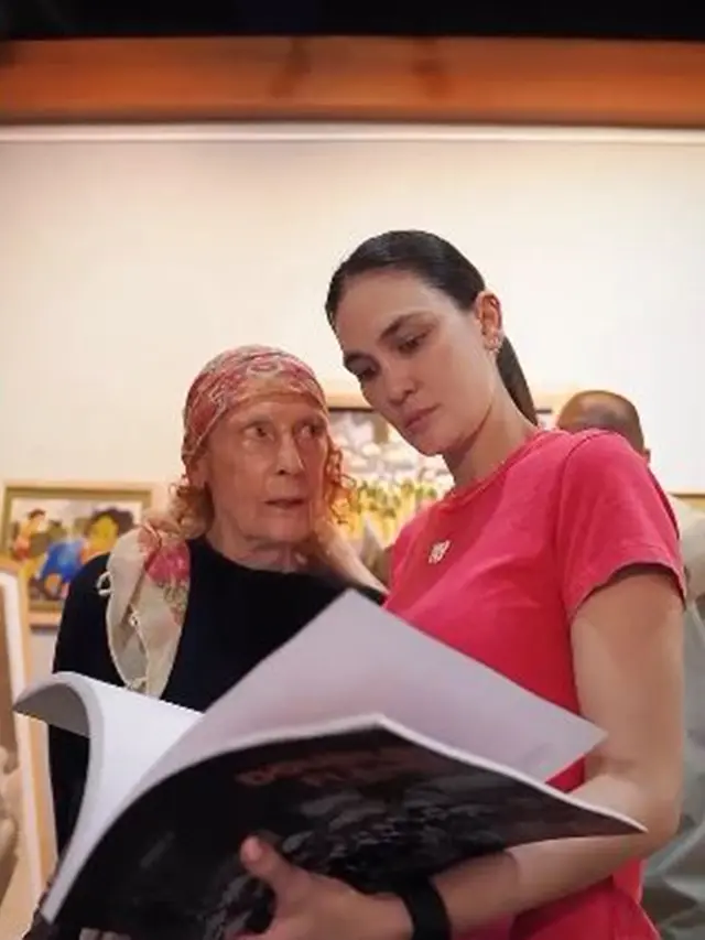 6 Potret Luna Maya Gelar Pameran Seni Karya Mendiang Ayah dan Kakaknya di Bali