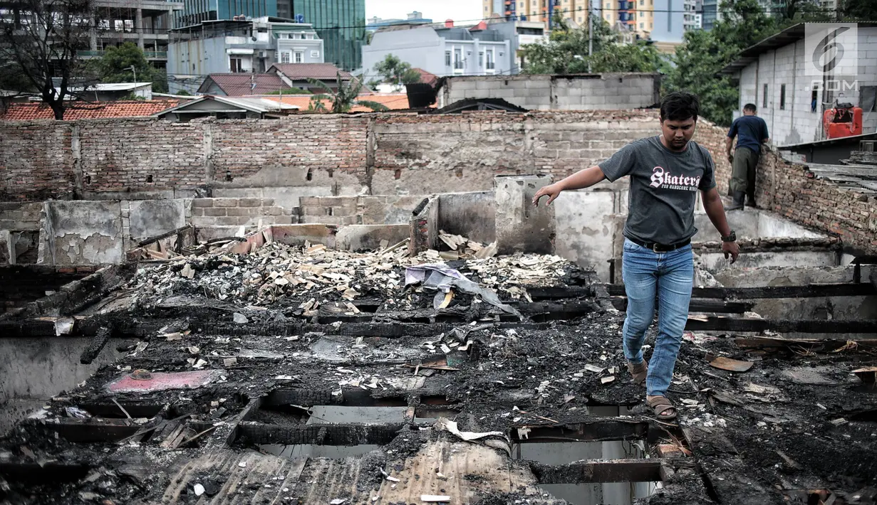 Warga mencari sisa harta benda usai kebakaran menghanguskan Kelurahan Kebon Kosong, Kemayoran, Jakarta, Rabu (26/12). Berbagai bantuan mulai berdatangan untuk membantu korban kebakaran. (Liputan6.com/Faizal Fanani)