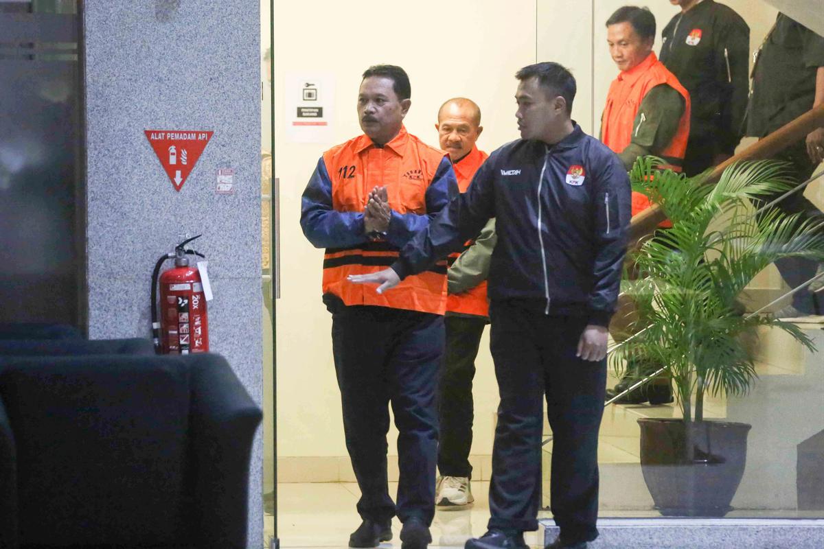 FOTO: KPK Tahan Wali Kota Madiun Maidi Terkait Dugaan Korupsi Dana CSR
