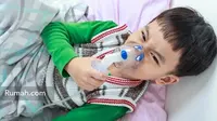Penyakit lebih mudah menular pada anak biasanya disebabkan karena kondisi tubuh anak yang lebih rentan, terutama terhadap penyakit seperti flu.