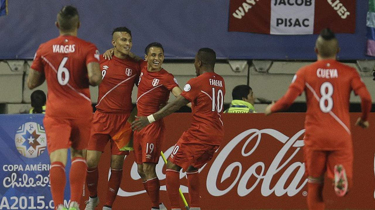 Jose Paolo Guerrero dan rekan berselebrasi setelah mencetak gol keduanya dalam pertandingan perempat final Copa America, Bolivia vs Peru, di Stadion German Becker di Temuco, Chile, Jumat 26 Juni 2015. (AP Photo / Natacha Pisarenko )