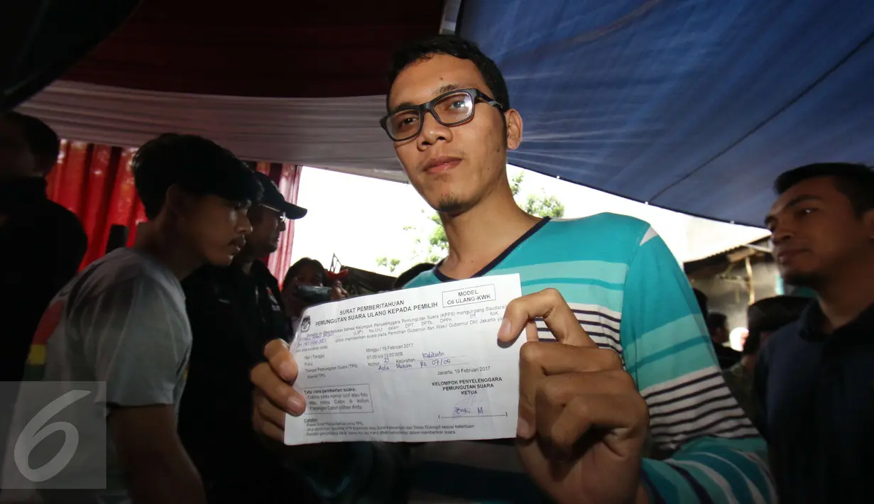 Warga menunjukkan surat suara saat melakukan Pemungutan Suara Ulang (PSU) di TPS 29, Jakarta, Minggu (19/2). Bawaslu telah menemukan adanya pelanggaran saat berlangsungnya pemungutan suara di TPS 29 pada 15 Februari 2017 lalu. (Liputan6.com/Helmi Afandi)