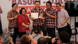 Keluarga almarhum Jendral (Purn) Hoegeng Imam Santoso berfoto bersama Calon gubernur DKI, Basuki Tjahaja Purnama (Ahok) di Rumah Lembang, Jakarta, Jumat (9/12). Mereka memberikan dukungan kepada Ahok untuk memimpin Jakarta. (Liputan6.com/Gempur M Surya)