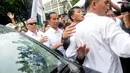  Diiringi ribuan simpatisan, duet yang dikenal dengan sebutan Jokowi-JK resmi menjadi pasangan capres/cawapres pertama yang mendaftar ke KPU, Senin (19/5/14). (Liputan6.com/Herman Zakharia)