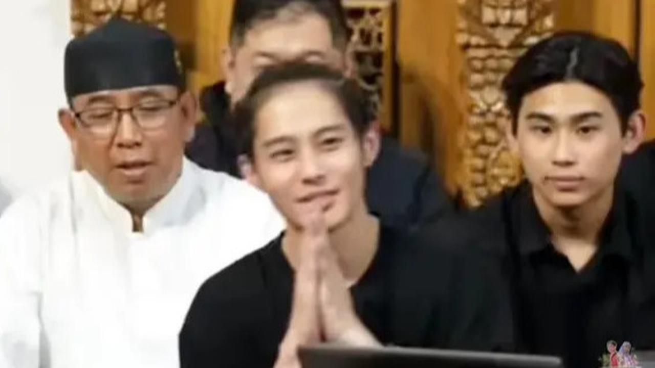 Mencari Ketenangan Jiwa, Potret DJ Panda Hadir di Pengajian Gus Iqdam