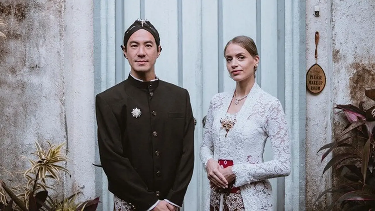 7 Momen Daniel Mananta dan Istri Kembali Ucap Janji Nikah di Borobudur, Mesra Abis