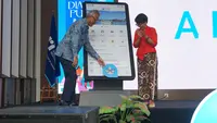 Seremoni peluncuran Chatbot AI SARI oleh Plt. Direktur Jenderal Protokol dan Konsuler Kemlu RI Andy Rachmianto dan Head of Programmes UN Women Indonesia Dwi Yuliawati pada Senin (21/4/2025), di Jakarta. (Dok. UN Women/Christina Phan)