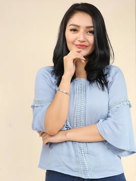 Perbedaan dirasakan saat ngelawak di televisi dan saat main sinetron.  Televisi yang saling bersaut-sautan, tidak terjadi saat di lokasi syuting. Bahkan, Sibad mengaku banyak mencotek Mastur komedian yang lebih senior.  (Bambang E. Ros/Bintang.com)