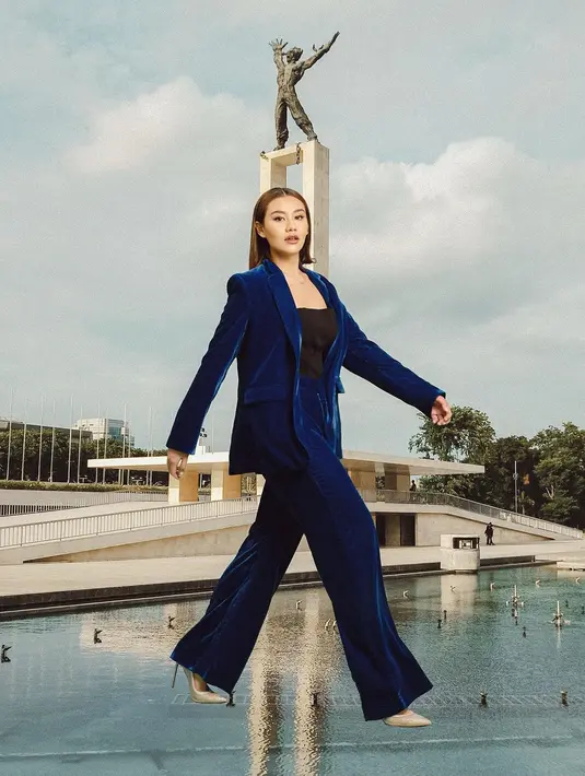 Di salah satu photoshoot, Aaliyah Massaid memadukan penampilannya dengan blazer velvet berwarna biru navy. [Foto: Instagram/aaliyah.massaid]